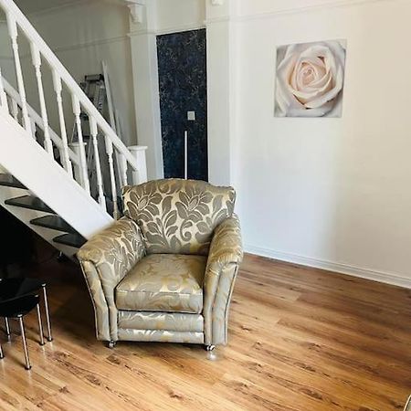 The White House - Cheerful 3 Bedroom Home In Wigan - Ince - Sleeps 7 - Parking - Work Space - Great Motorway Links Bagian luar foto