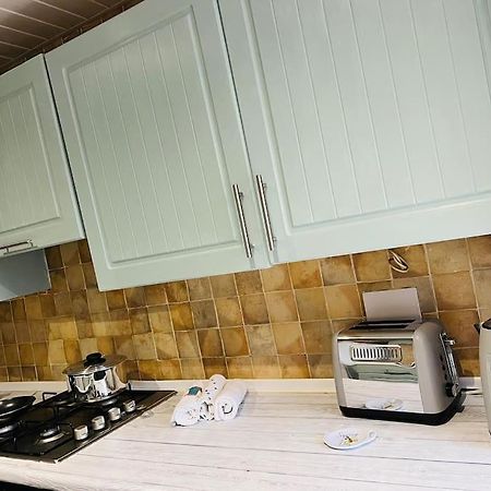 The White House - Cheerful 3 Bedroom Home In Wigan - Ince - Sleeps 7 - Parking - Work Space - Great Motorway Links Bagian luar foto