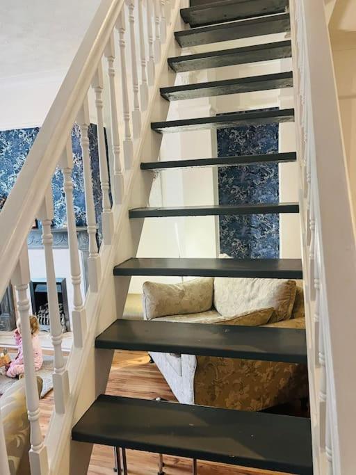The White House - Cheerful 3 Bedroom Home In Wigan - Ince - Sleeps 7 - Parking - Work Space - Great Motorway Links Bagian luar foto