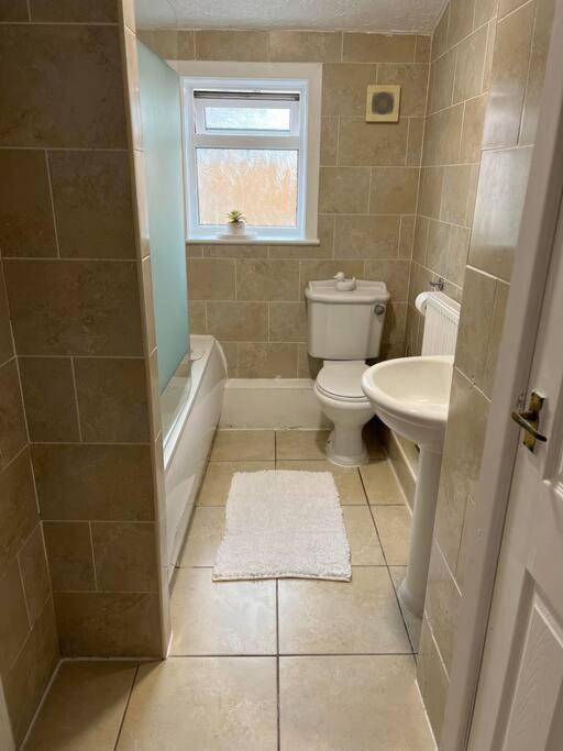 The White House - Cheerful 3 Bedroom Home In Wigan - Ince - Sleeps 7 - Parking - Work Space - Great Motorway Links Bagian luar foto