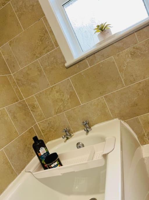 The White House - Cheerful 3 Bedroom Home In Wigan - Ince - Sleeps 7 - Parking - Work Space - Great Motorway Links Bagian luar foto