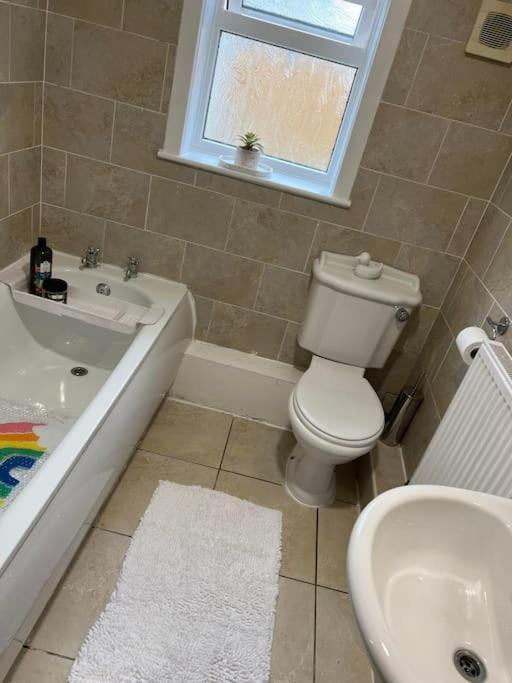 The White House - Cheerful 3 Bedroom Home In Wigan - Ince - Sleeps 7 - Parking - Work Space - Great Motorway Links Bagian luar foto