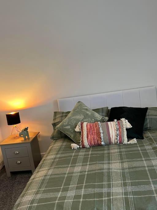 The White House - Cheerful 3 Bedroom Home In Wigan - Ince - Sleeps 7 - Parking - Work Space - Great Motorway Links Bagian luar foto